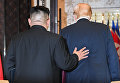Лидер КНДР Ким Чен Ын и президент США Дональд Трамп после подписания документов по итогам встречи в Сингапуре. 12 июня 2018 Лидер КНДР Ким Чен Ын и президент США Дональд Трамп после подписания документов по итогам встречи в Сингапуре. 12 июня 2018