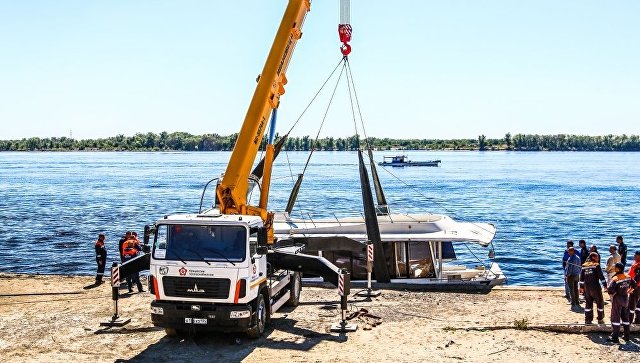 Поднятие катамарана, потерпевшего крушение в Волгограде, на сушу. 12 июня 2018