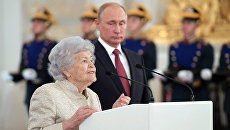 Президент РФ Владимир Путин и президент Государственного музея изобразительных искусств имени А. С. Пушкина Ирина Антонова, награжденная Государственной премией 2017 года за выдающиеся достижения в области гуманитарной деятельности Президент РФ Владимир Путин и президент Государственного музея изобразительных искусств имени А. С. Пушкина Ирина Антонова, награжденная Государственной премией 2017 года за выдающиеся достижения в области гуманитарной деятельности