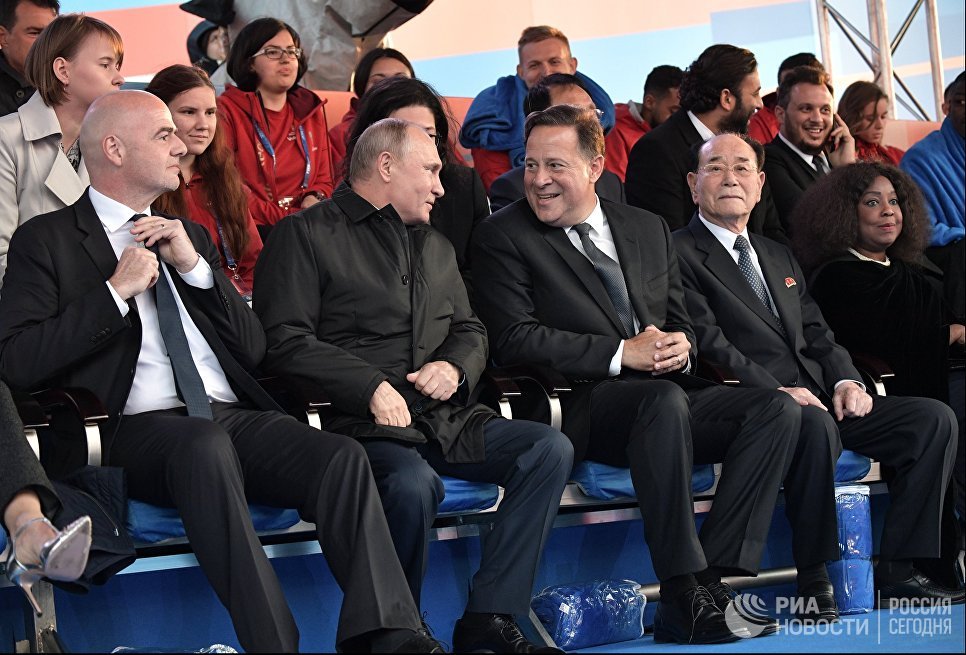 Президент РФ Владимир Путин и президент FIFA Джанни Инфантино (слева) во время гала-концерта звёзд мировой оперной сцены, приуроченного к проведению чемпионата мира по футболу - 2018, на Красной площади Президент РФ Владимир Путин и президент FIFA Джанни Инфантино (слева) во время гала-концерта звёзд мировой оперной сцены, приуроченного к проведению чемпионата мира по футболу - 2018, на Красной площади