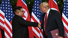 Лидер КНДР Ким Чен Ын и президент США Дональд Трамп во время встречи в Сингапуре. 12 июня 2018 Лидер КНДР Ким Чен Ын и президент США Дональд Трамп во время встречи в Сингапуре. 12 июня 2018