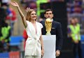 Модель Наталья Водянова и футболист Икер Касильяс с кубком чемпионата мира по футболу 2018 перед церемонией открытия чемпионата мира по футболу 2018 на стадионе Лужники Модель Наталья Водянова и футболист Икер Касильяс с кубком чемпионата мира по футболу 2018 перед церемонией открытия чемпионата мира по футболу 2018 на стадионе Лужники