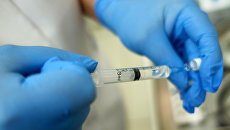 Врач со шприцом. Архивное фото Врач со шприцом. Архивное фото