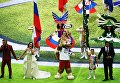 Певец Робби Уильямс и оперная певица Аида Гарифуллина выступают на церемонии открытия чемпионата мира по футболу 2018 на стадионе Лужники Певец Робби Уильямс и оперная певица Аида Гарифуллина выступают на церемонии открытия чемпионата мира по футболу 2018 на стадионе Лужники