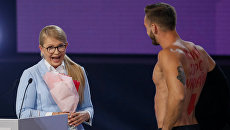Юлия Тимошенко во время выступления на форуме в Киеве Юлия Тимошенко во время выступления на форуме в Киеве