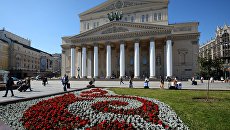 На площади у Большого театра в Москве. Архивное фото На площади у Большого театра в Москве. Архивное фото