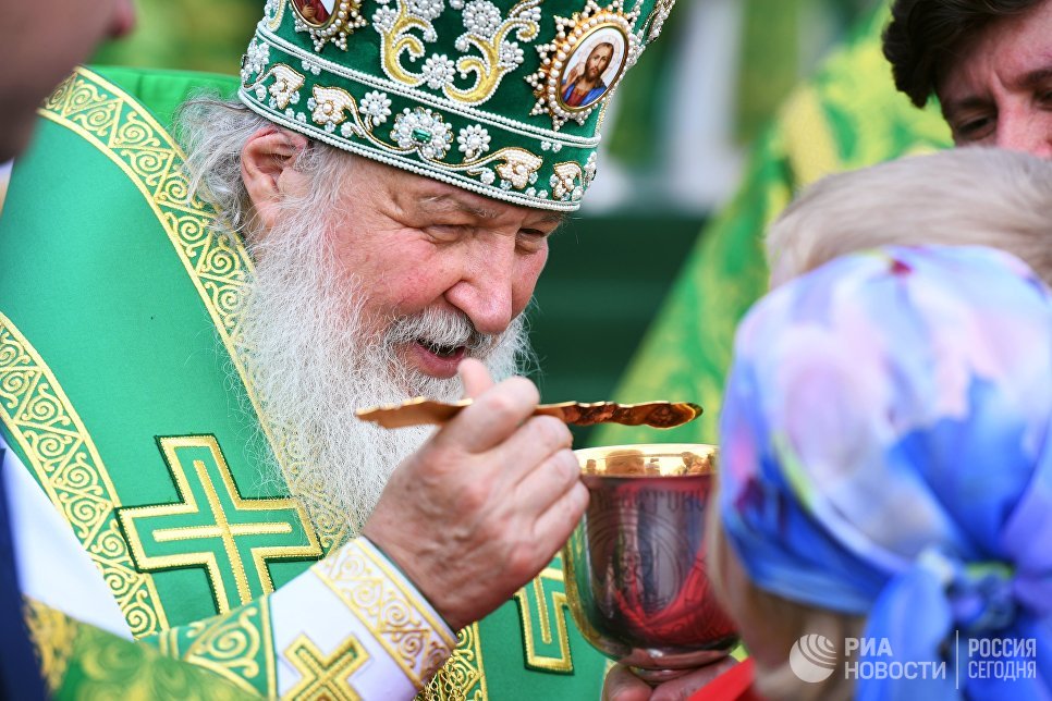 Патриарх Московский и Всея Руси Кирилл во время божественной литургии в праздник в честь вологодских святых на Кремлевской площади, у стен Вологодского кремля и Софийского собора Патриарх Московский и Всея Руси Кирилл во время божественной литургии в праздник в честь вологодских святых на Кремлевской площади, у стен Вологодского кремля и Софийского собора