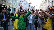 Болельщики на Никольской улице в Москве во время чемпионата мира по футболу FIFA-2018 Болельщики на Никольской улице в Москве во время чемпионата мира по футболу FIFA-2018