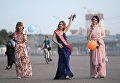 Выпускницы московских школ в Центральном парке культуры и отдыха имени Горького в Москве Выпускницы московских школ в Центральном парке культуры и отдыха имени Горького в Москве