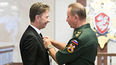 Генерал армии Виктор Золотов вручает медаль За содействие заслуженному артисту России Валерию Сюткину. 25 июня 2018 Генерал армии Виктор Золотов вручает медаль За содействие заслуженному артисту России Валерию Сюткину. 25 июня 2018
