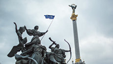 Флаг ЕС на площади Независимости в Киеве. Архивное фото Флаг ЕС на площади Независимости в Киеве. Архивное фото