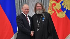 Президент РФ Владимир Путин и Федор Конюхов на церемонии вручения государственных наград в Екатерининском зале Кремля. 27 июня 2018 Президент РФ Владимир Путин и Федор Конюхов на церемонии вручения государственных наград в Екатерининском зале Кремля. 27 июня 2018