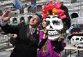 Участники карнавала, проходящего в рамках празднования традиционного мексиканского праздника День мертвых, в Москве Участники карнавала, проходящего в рамках празднования традиционного мексиканского праздника День мертвых, в Москве