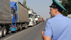 Грузовики на российско-украиской границе. Архивное фото Грузовики на российско-украиской границе. Архивное фото