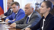 Губернатор Санкт-Петербурга Георгий Полтавченко во время встречи с делегацией сената США в Смольном дворце. 2 июля 2018 Губернатор Санкт-Петербурга Георгий Полтавченко во время встречи с делегацией сената США в Смольном дворце. 2 июля 2018