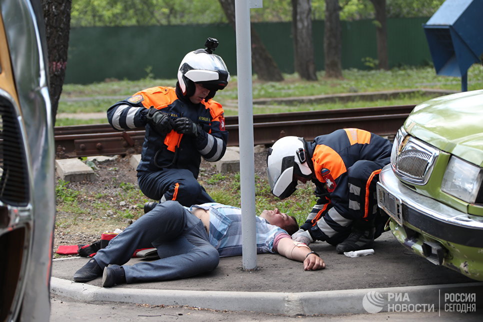 Оказание первой помощи пострадавшим видео. Спасатель оказывает первую помощь. Оказание первой помощи спасателями. Первая помощь спасатели. Спасатель оказывает первую помощь пострадавшему в ДТП.