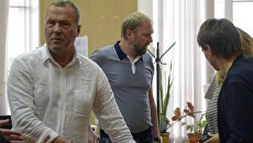 Бывший заместитель директора Государственного Эрмитажа Михаил Новиков и управляющий АО БалтСтрой Александр Коченов во время перерыва в зале Куйбышевского суда в Санкт-Петербурге. Архивное фото Бывший заместитель директора Государственного Эрмитажа Михаил Новиков и управляющий АО БалтСтрой Александр Коченов во время перерыва в зале Куйбышевского суда в Санкт-Петербурге. Архивное фото
