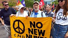 Участники протеста против предстоящего выступления президента США Дональда Трампа на саммите НАТО. 7 июля 2018 Участники протеста против предстоящего выступления президента США Дональда Трампа на саммите НАТО. 7 июля 2018