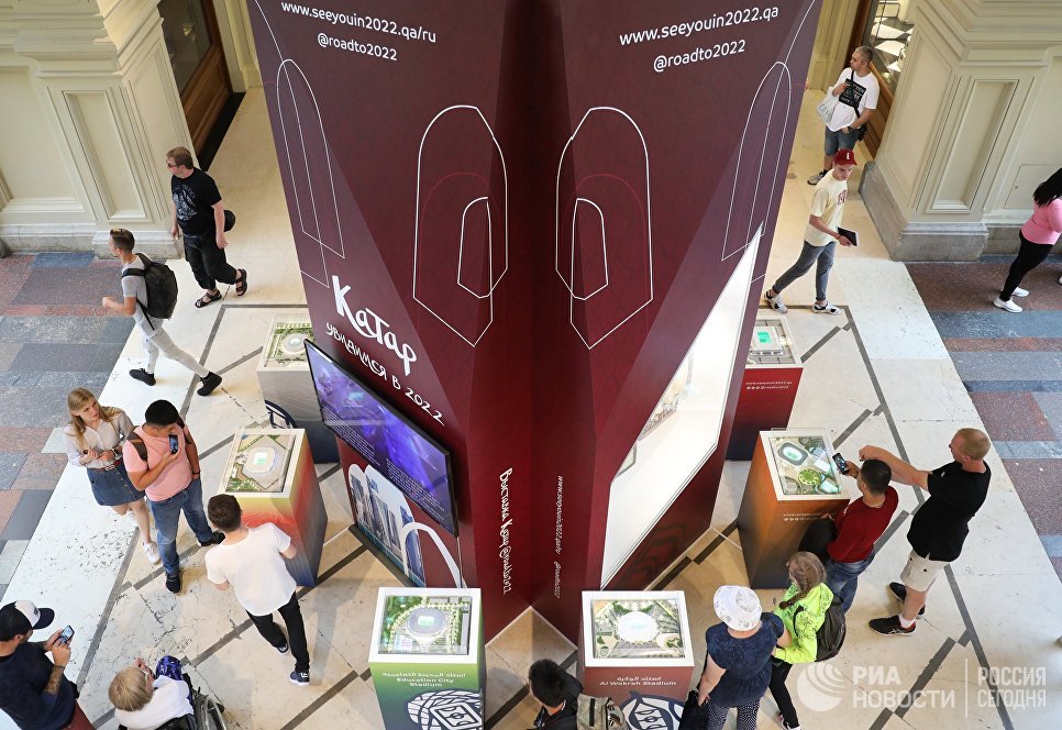 Посетители на выставке футбольной атрибутики Qatar @RoadTo2022 Exhibition в ГУМе в Москве Посетители на выставке футбольной атрибутики Qatar @RoadTo2022 Exhibition в ГУМе в Москве