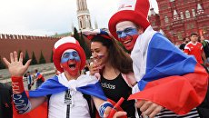 Болельщики на Красной площади в Москве Болельщики на Красной площади в Москве
