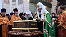 Патриарх Московский и Всея Руси Кирилл совершает молебен у ковчега с мощами святой княгини Елизаветы Федоровны в храме-памятнике на Крови во имя Всех святых, в земле Российской просиявших, в Екатеринбурге Патриарх Московский и Всея Руси Кирилл совершает молебен у ковчега с мощами святой княгини Елизаветы Федоровны в храме-памятнике на Крови во имя Всех святых, в земле Российской просиявших, в Екатеринбурге