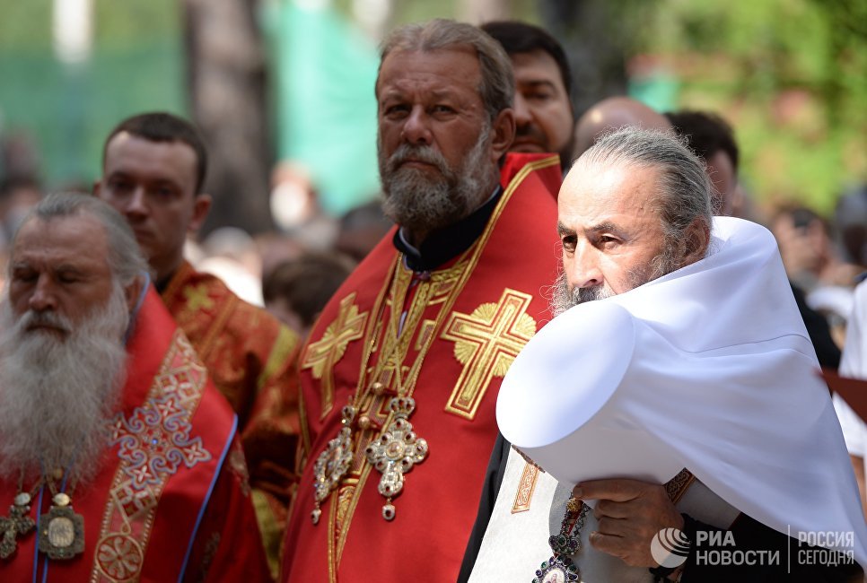 Священнослужители и епископы Русской православной церкви во время освящения храма Федоровской иконы Божией матери Священнослужители и епископы Русской православной церкви во время освящения храма Федоровской иконы Божией матери