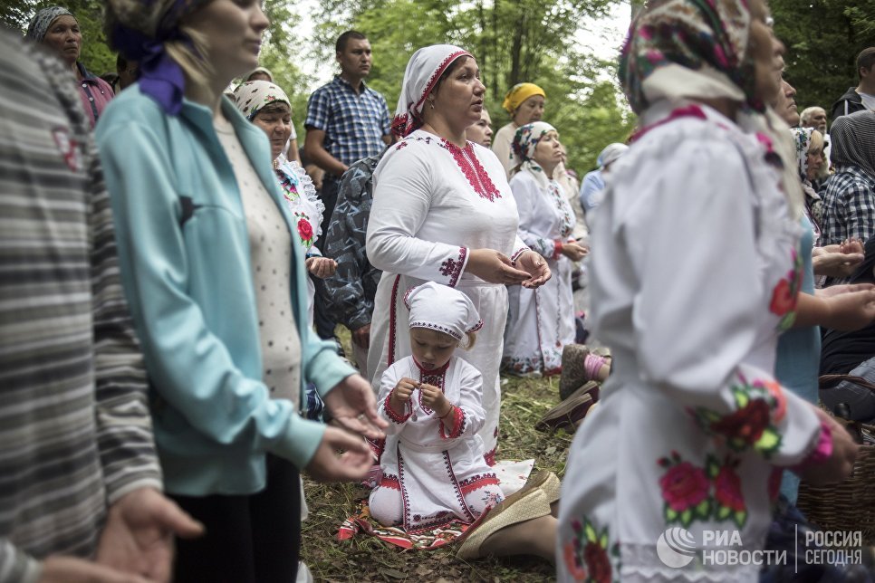 Жители села Шоруньжа во время молитвы очищения на празднике Сярем Жители села Шоруньжа во время молитвы очищения на празднике Сярем