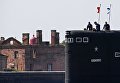 Моряки на рубке дизель-электрической подводной лодки Владикавказ проекта 877 на репетиции парада в честь Дня Военно-морского флота в Кронштадте Моряки на рубке дизель-электрической подводной лодки Владикавказ проекта 877 на репетиции парада в честь Дня Военно-морского флота в Кронштадте