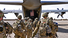 Батальон солдат США загружается в военный самолет Батальон солдат США загружается в военный самолет