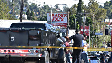Сотрудники полиции вокруг магазина Trader Joe's, в котором вооруженный человек удерживает заложников. 21 июля 2018 Сотрудники полиции вокруг магазина Trader Joe's, в котором вооруженный человек удерживает заложников. 21 июля 2018
