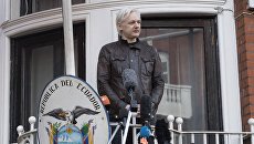 Сооснователь WikiLeaks Джулиан Ассанж на балконе здания посольства Эквадора в Лондоне. Архивное фото Сооснователь WikiLeaks Джулиан Ассанж на балконе здания посольства Эквадора в Лондоне. Архивное фото