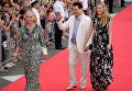 Певец Иосиф Кобзон с супругой Нелли и внучкой на церемонии закрытия 26-го Открытого Российского кинофестиваля Кинотавр в Сочи Певец Иосиф Кобзон с супругой Нелли и внучкой на церемонии закрытия 26-го Открытого Российского кинофестиваля Кинотавр в Сочи