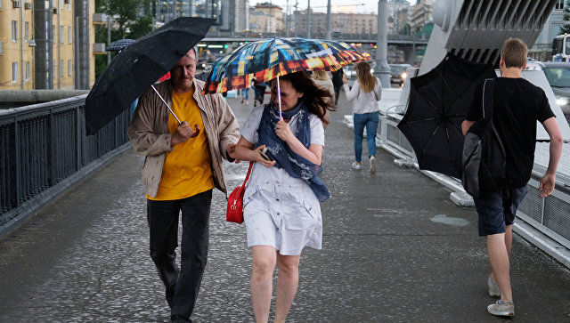 Прохожие на Крымском мосту во время дождя в Москве. Архивное фото