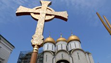 Крест во время литургии под открытым небом. Архивное фото Крест во время литургии под открытым небом. Архивное фото
