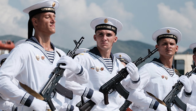 Построение моряков перед началом главного военно-морского парада в честь Дня Военно-Морского Флота России в Санкт-Петербурге. 29 июля 2018