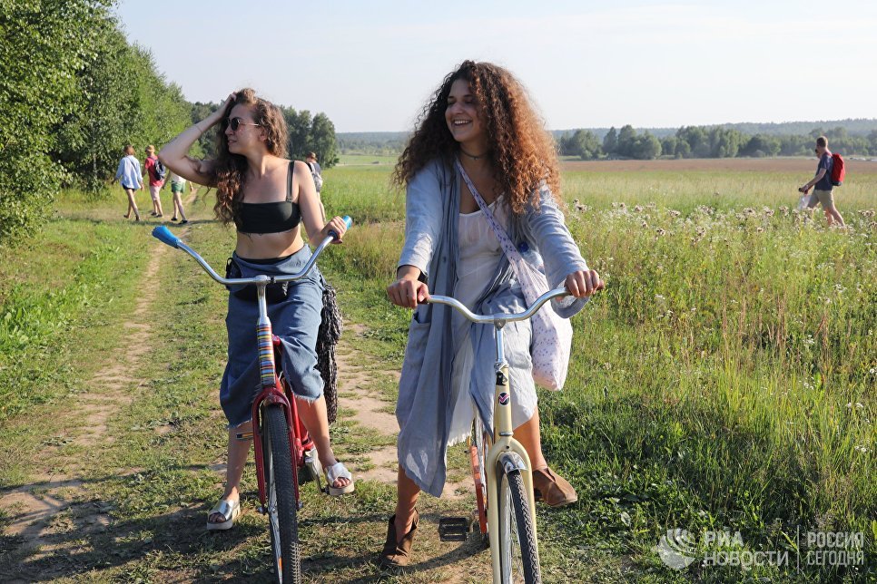 Посетители международного фестиваля ландшафтных объектов Архстояние в Калужской области. Посетители международного фестиваля ландшафтных объектов Архстояние в Калужской области.