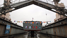 Торжественная церемония спуска на воду фрегата Адмирал Флота Касатонов на судостроительном заводе Северные верфи в Санкт-Петербурге. Архивное фото Торжественная церемония спуска на воду фрегата Адмирал Флота Касатонов на судостроительном заводе Северные верфи в Санкт-Петербурге. Архивное фото
