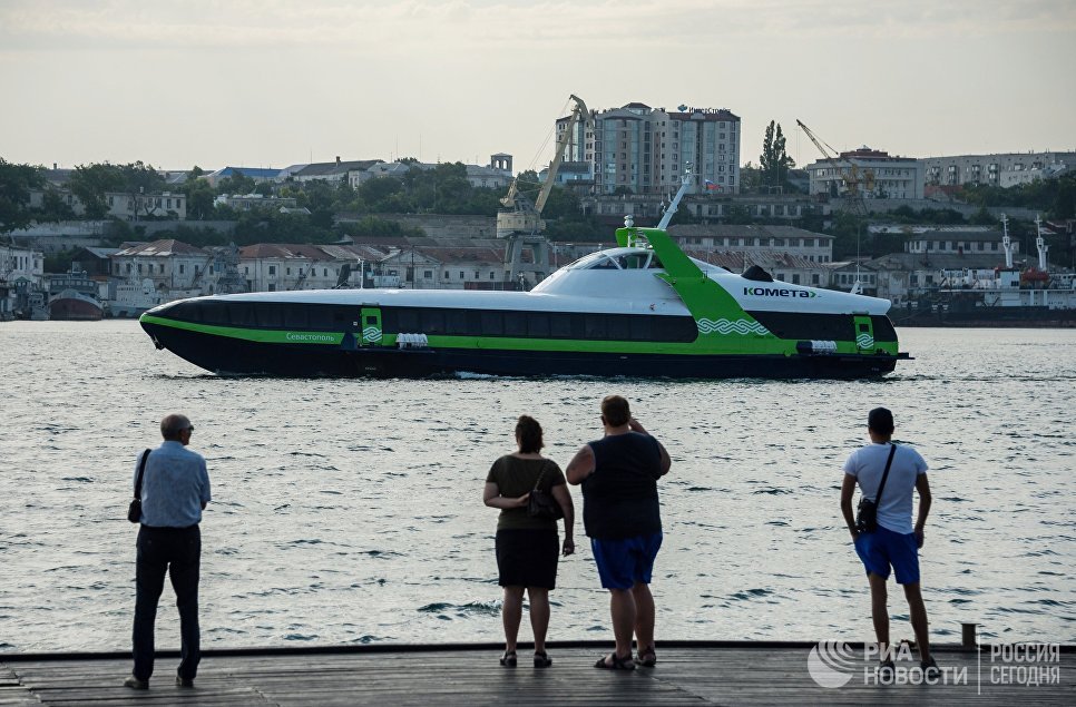 Скоростное морское пассажирское судно на подводных крыльях Комета 120М выполняет первый рейс по маршруту между Севастополем и Ялтой. Скоростное морское пассажирское судно на подводных крыльях Комета 120М выполняет первый рейс по маршруту между Севастополем и Ялтой.