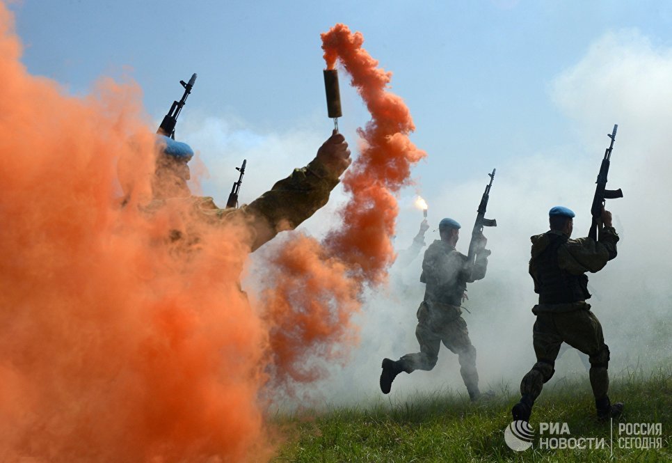 Военнослужащие Воздушно-десантных войск во время показательных выступлений на праздновании Дня ВДВ в 83-й отдельной гвардейской десантно-штурмовой бригаде в городе Уссурийске Военнослужащие Воздушно-десантных войск во время показательных выступлений на праздновании Дня ВДВ в 83-й отдельной гвардейской десантно-штурмовой бригаде в городе Уссурийске