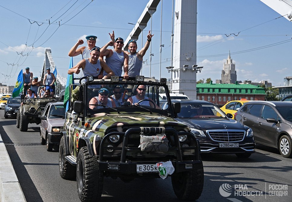 Участники празднования дня ВДВ на Крымском мосту в Москве. Участники празднования дня ВДВ на Крымском мосту в Москве.