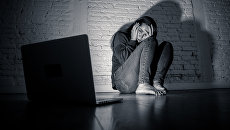 Расстроенная девушка сидит около ноутбука Расстроенная девушка сидит около ноутбука