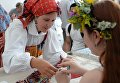 Посетители во время мастер-класса по изготовлению кукол на фестивале Многонациональная Россия в Москве Посетители во время мастер-класса по изготовлению кукол на фестивале Многонациональная Россия в Москве