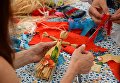 Посетители во время мастер-класса по изготовлению кукол на фестивале Многонациональная Россия в Москве Посетители во время мастер-класса по изготовлению кукол на фестивале Многонациональная Россия в Москве