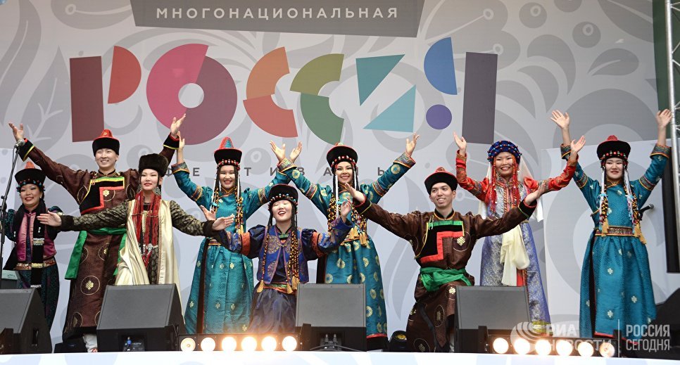 Участники Московского творческого коллектива танца Буин хан во время концерта на фестивале Многонациональная Россия в Москве Участники Московского творческого коллектива танца Буин хан во время концерта на фестивале Многонациональная Россия в Москве