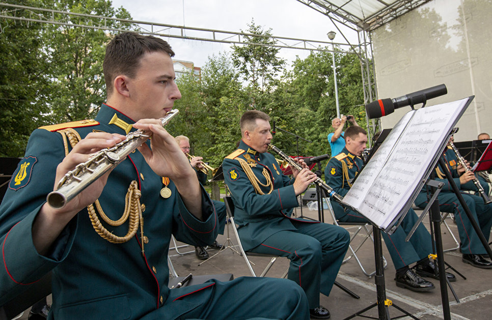 Мимо концертной площадки, расположенной на деревянном настиле, проплывали лодочки с отдыхающими, и казалось, что парк как будто затаился, подчиняясь великолепной музыке оркестра Мимо концертной площадки, расположенной на деревянном настиле, проплывали лодочки с отдыхающими, и казалось, что парк как будто затаился, подчиняясь великолепной музыке оркестра