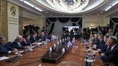 Председатель комитета Совета Федерации РФ по международным делам Константин Косачев и член Сената Конгресса США от Республиканской партии Ренд Пол (четвертый справа) во время встречи в Москве. 6 августа 2018 Председатель комитета Совета Федерации РФ по международным делам Константин Косачев и член Сената Конгресса США от Республиканской партии Ренд Пол (четвертый справа) во время встречи в Москве. 6 августа 2018