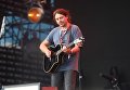 Лидер группы Калинов мост Дмитрий Ревякин во время выступления на музыкальном рок-фестивале Нашествие 2018 в поселке Большое Завидово в Тверской области Лидер группы Калинов мост Дмитрий Ревякин во время выступления на музыкальном рок-фестивале Нашествие 2018 в поселке Большое Завидово в Тверской области
