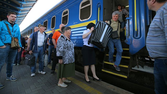 Пассажиры поезда №005 Украина по маршруту Москва-Киев на перроне Центрального вокзал в Киеве