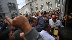 Гроб с телом журналиста Орхана Джемаля у Московской соборной мечети после отпевания. 7 августа 2018 Гроб с телом журналиста Орхана Джемаля у Московской соборной мечети после отпевания. 7 августа 2018