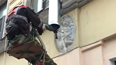 Стоп-кадр с видео, где рабочий сверлит барельеф с изображением ангела на фасаде дома №1 на Ропшинской улице в Санкт-Петербурге. 8 августа 2018 Стоп-кадр с видео, где рабочий сверлит барельеф с изображением ангела на фасаде дома №1 на Ропшинской улице в Санкт-Петербурге. 8 августа 2018